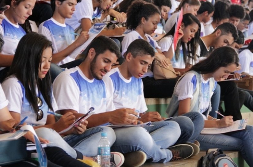 Estudantes lotam Ginásio do Sesi para revisão do Enem 2016