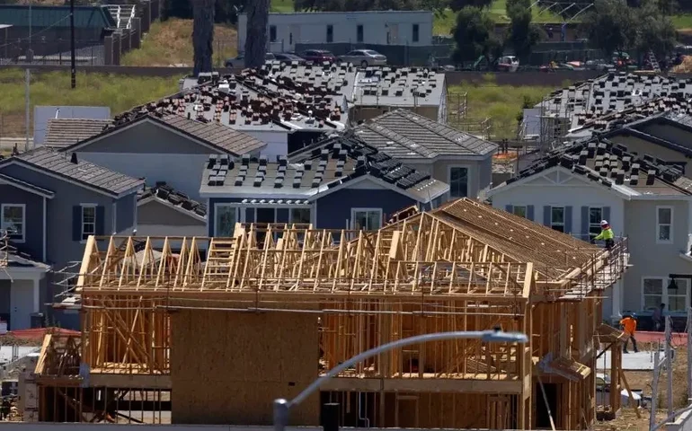 Construções de moradias iniciadas nos EUA caem 9,8% em maio ante abril