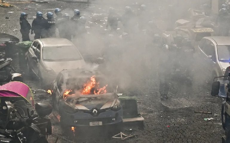 Torcedores do Frankfurt promovem caos e incendeiam carros em Nápoles
