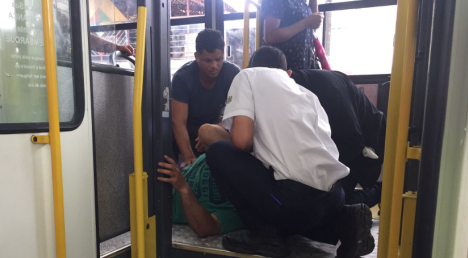 Passageiro esfaqueado dentro de ônibus é socorrido por populares / Foto: Foto: Aline Aragão/TV Atalaia