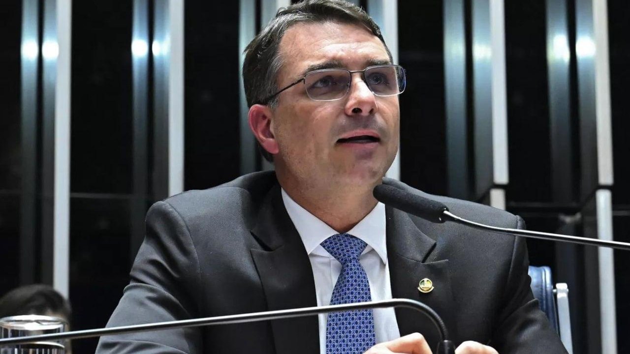Flávio divulga vídeo com pedido de desculpas a Michelle e apela por apoio à sua candidatura