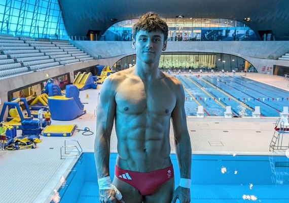 Casaco, bolsa, porta-medalha e mais: conheça as peças de tricô feitas pelo saltador e medalhista olímpico Tom Daley