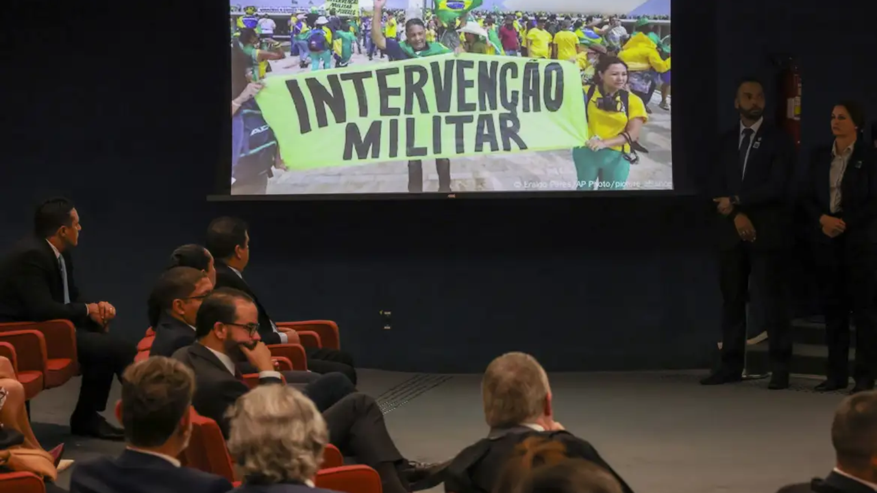 Presidentes do Senado e da Câmara negociam com STF novo projeto de Anistia; oposição contesta