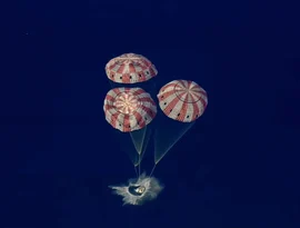 Astronautas da Artemis II retornam da Lua com um pouso na água, encerrando uma viagem lunar recorde