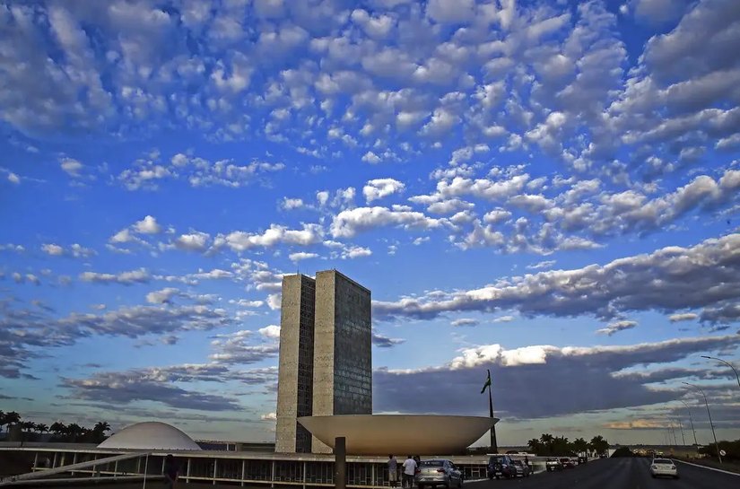 Relator antecipa fim da reeleição para 2030 e CCJ do Senado adia votação