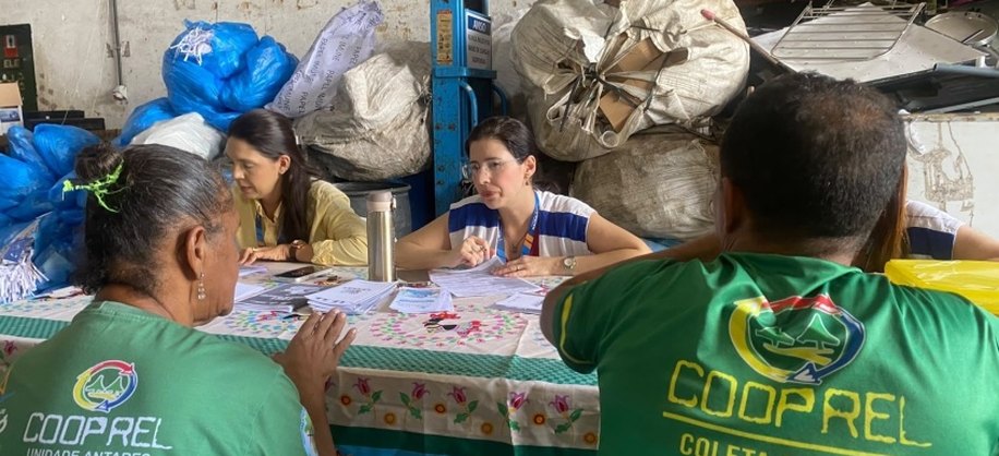 Profissionais de saúde e assistência social atenderam catadores na cooperativa. Tháchyna Lorena(estagiária)/Ascom Alurb