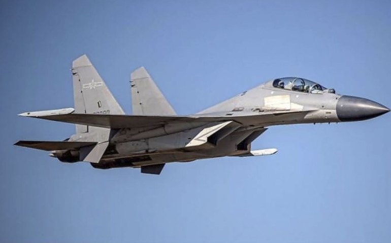 Caça J-16 chinês é equipado com míssil de longo alcance, diz mídia