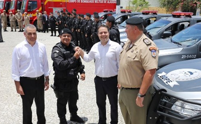 Renan Filho entrega viaturas e lança campanha do 181