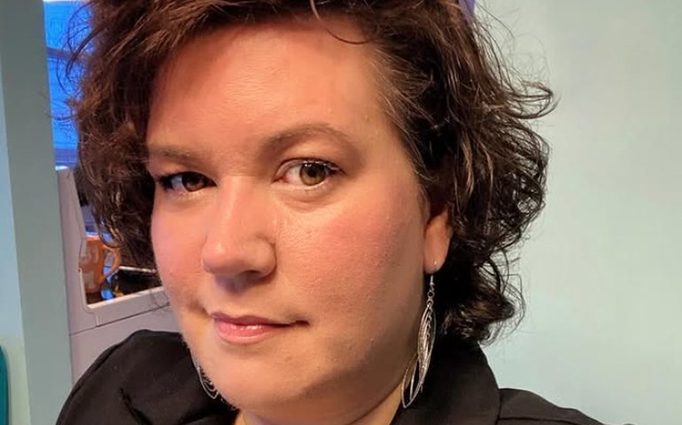 Autora de 'Rivalidade Ardente' adia lançamento do novo livro da série