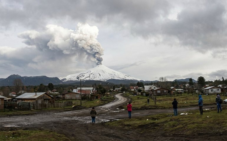 Vulcão Villarrica no Chile emite gases e deixa moradores em alerta por risco de erupção