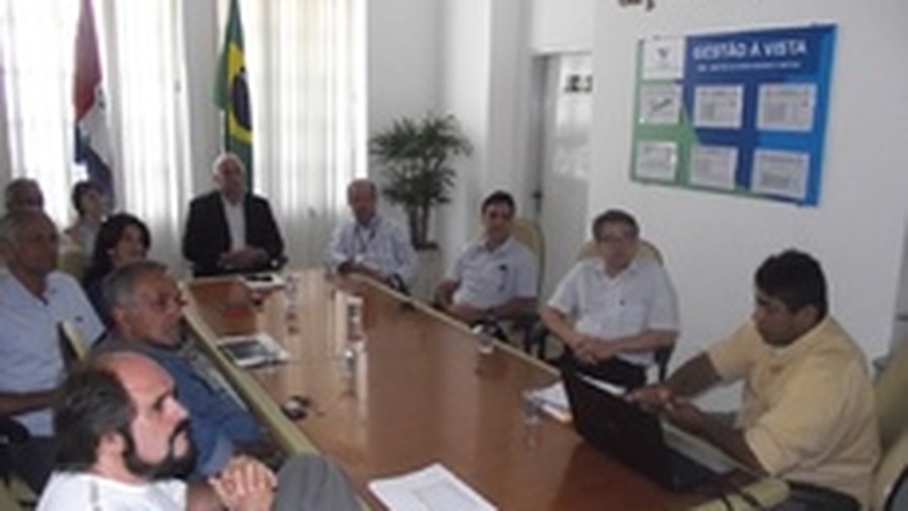 Casal reúne técnicos para avaliar trabalhos em coletor de esgoto