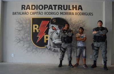 Garoto de 11 anos realiza sonho e conhece batalhões da Polícia Militar