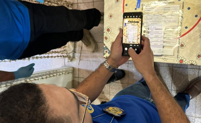 Um smartphone, encontrado na residência, foi apreendido para análise