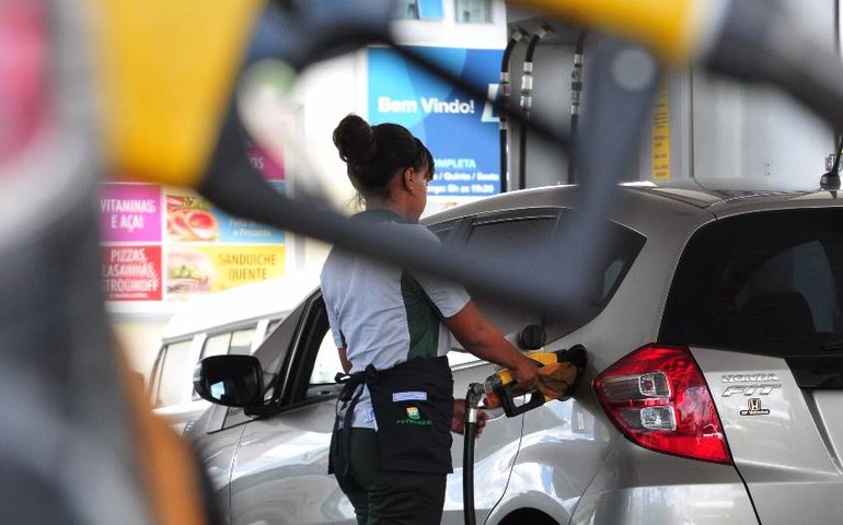 Preço da gasolina deverá cair nas refinarias, segundo Petrobrás