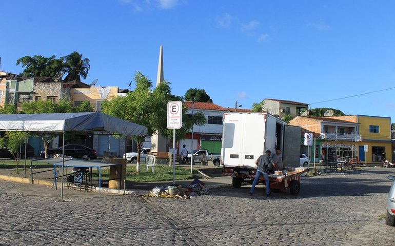 SMTT Penedo organiza carga e descarga de mercadorias na antiga Praça Costa e Silva