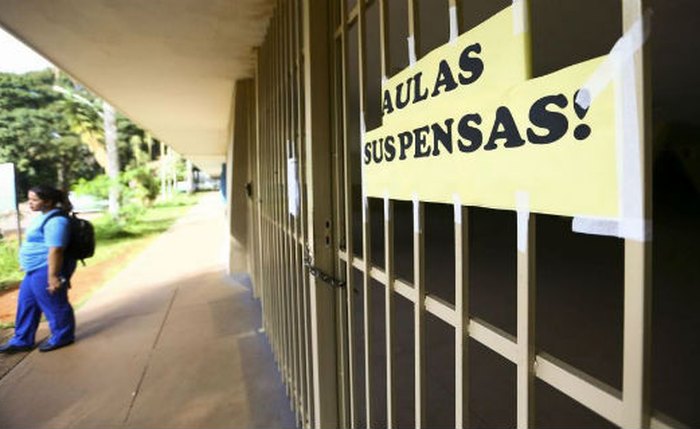 Escolas fecharam em 2020 para conter avanço da pandemia de covid-19