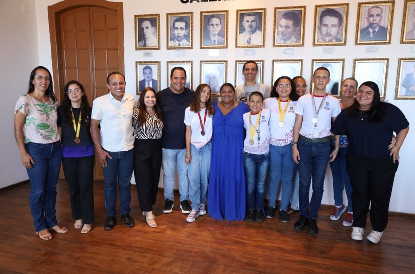 Prefeito Bocão entrega medalhas da Olimpíada Nacional de Ciências a alunos deodorenses