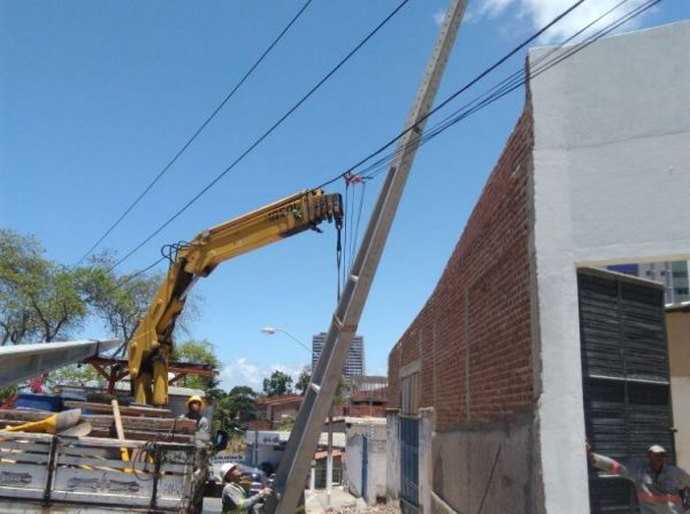 Novos postes são instalados na Avenida Afrânio Lages pela Sima