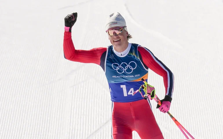 O norueguês Johannes Hoesflot Klaebo conquista o seu 10º ouro olímpico, um recorde, com a vitória na prova de velocidade por equipes masculina.