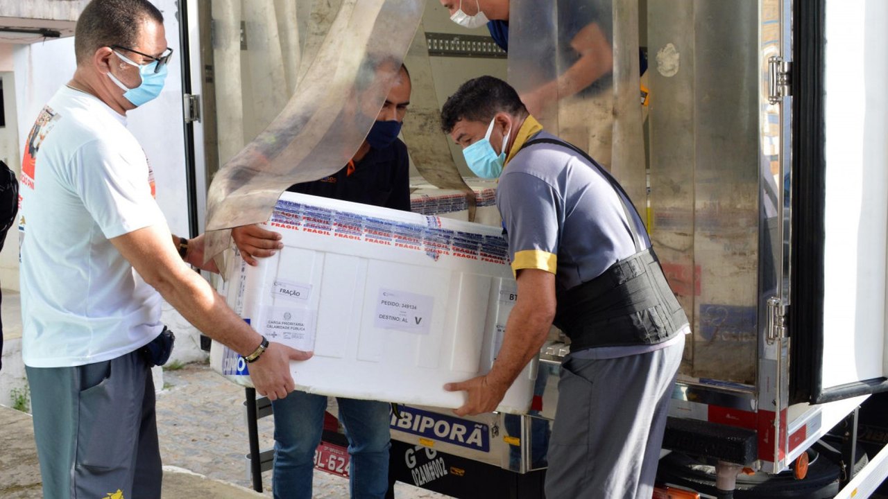 Alagoas recebe mais de 125 mil doses de imunizantes contra a Covid-19 nesta segunda (23)