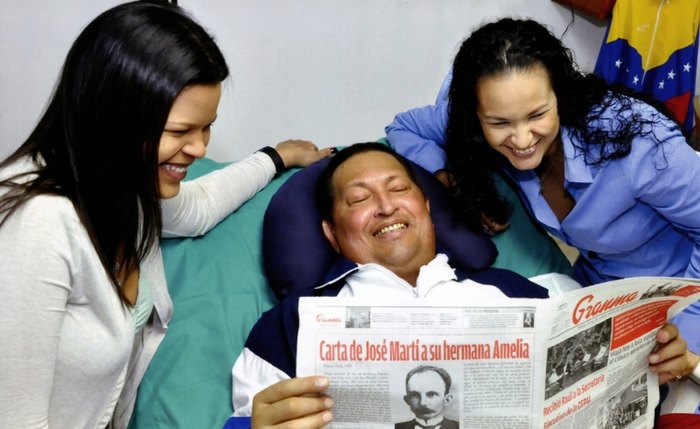 Pelo Twitter, Chávez anuncia que está de volta à Venezuela