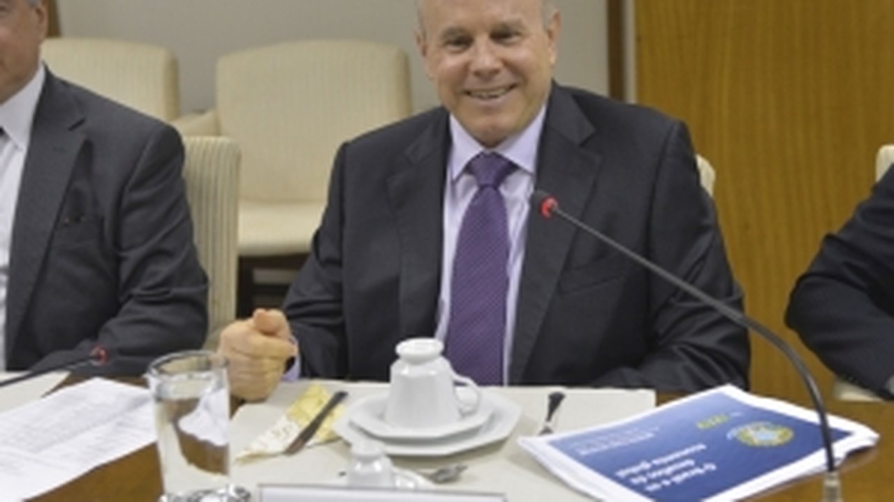Mantega promete esforço fiscal para 2014 acima da meta definida no Orçamento
