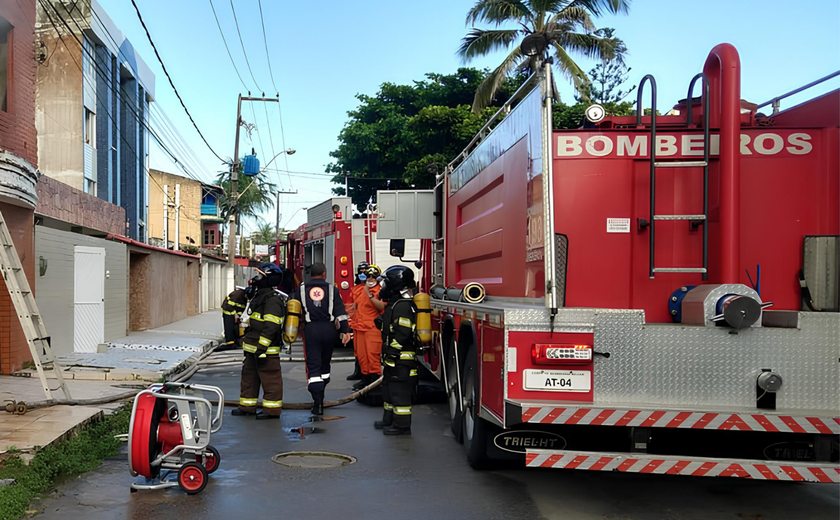 Corpo de Bombeiros atua em colisão de caminhão contra poste e muro de residência em Maceió