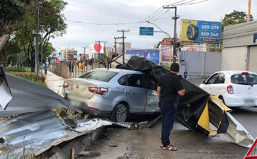 Carro invade obras na Praça do Centenário após motorista perder controle da direção em Maceió