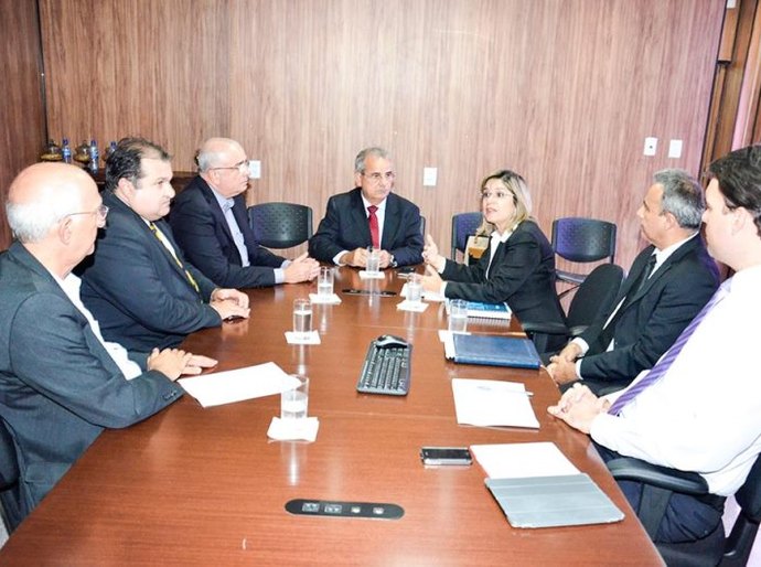 Secretários e controladora geral do Estado se reúnem com Otávio Lessa