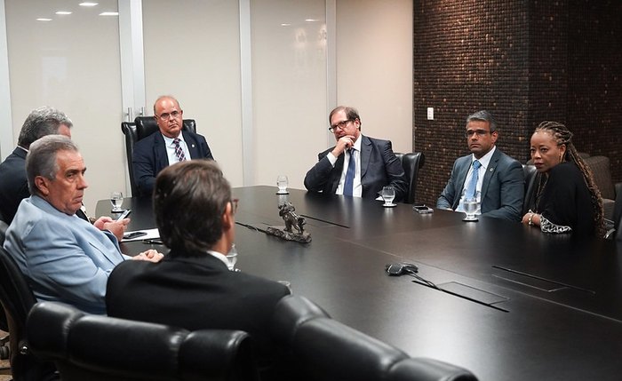 Reunião no Tribunal de Justiça do Estado de Alagoas. Na foto, da esquerda p direita: o vice-presidente do TJ-AL, desembargador Orlando Rocha Filho, o corregedor-geral de justiça do Estado de Alagoas