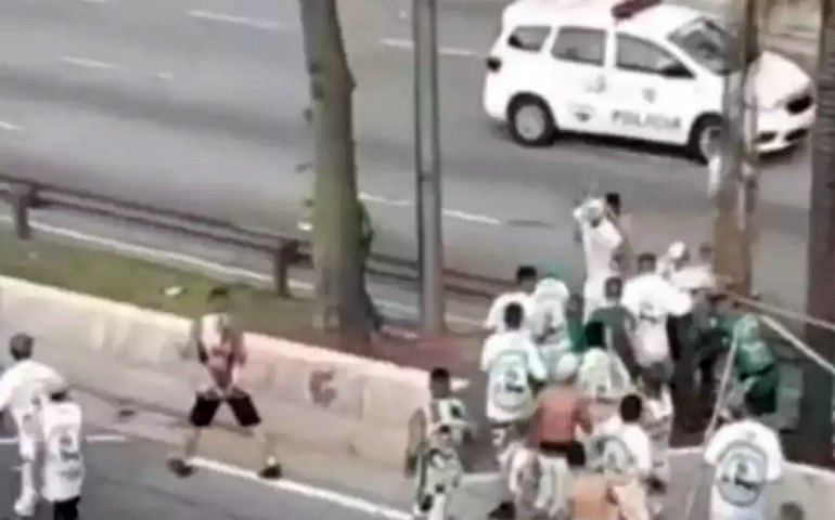 Torcedores de Goiás e Corinthians entram em confronto com barras e paus