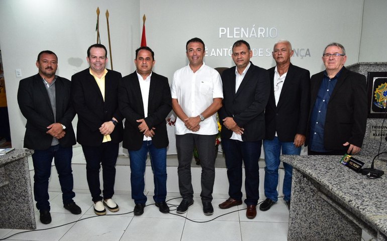 Prefeito Theobaldo Cintra prestigia sessão para eleger Mesa Diretora da Câmara de Major