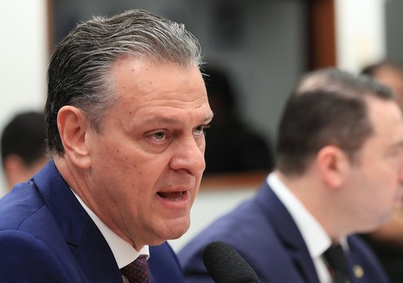 Gripe aviária está controlada no país, diz ministro da Agricultura