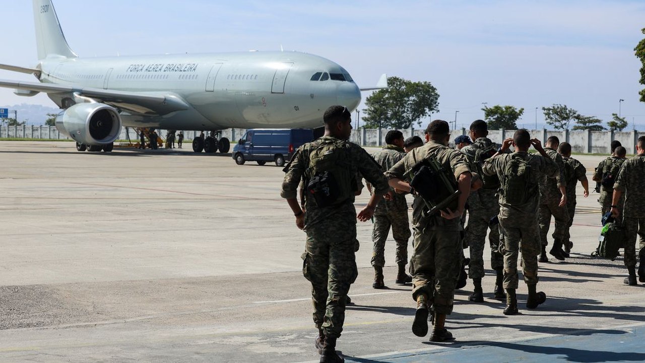 FAB envia militares e 18 toneladas de medicamentos para a Venezuela