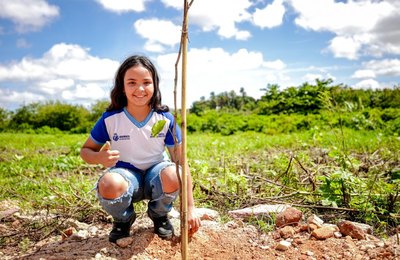 Alunos da rede pública de Arapiraca participam de plantio de 600 mudas na Marginal do Piauí