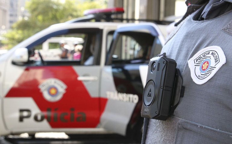 Lutador de jiu-jitsu imobiliza suspeito de assaltar joalheria no litoral de SP