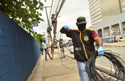 Semscs notifica Equatorial Alagoas para ordenar cabos e fios em postes de Maceió 