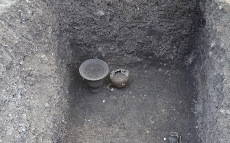 Arqueólogos revelam cerâmicas achadas em 19 tumbas do século IV a.C. na Itália (FOTOS)