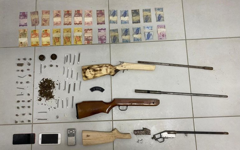 Após denúncias, PM apreende três armas de fogo e 2 kg de cocaína na Zona da Mata alagoana