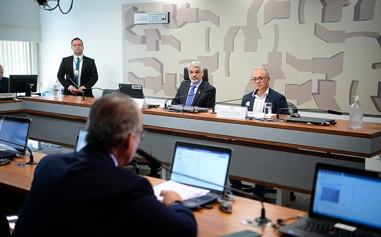 Projeto de responsabilidade educacional recebe críticas em audiência