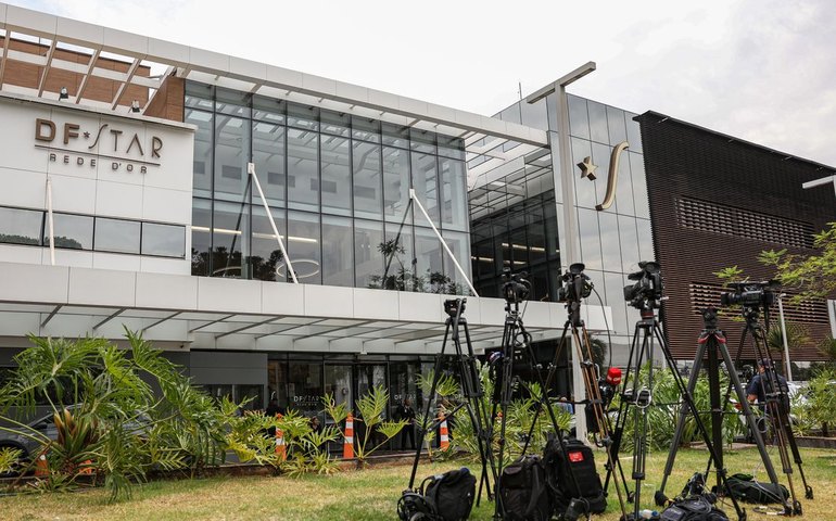 Bolsonaro apresenta crise de soluços e pressão alta após procedimento