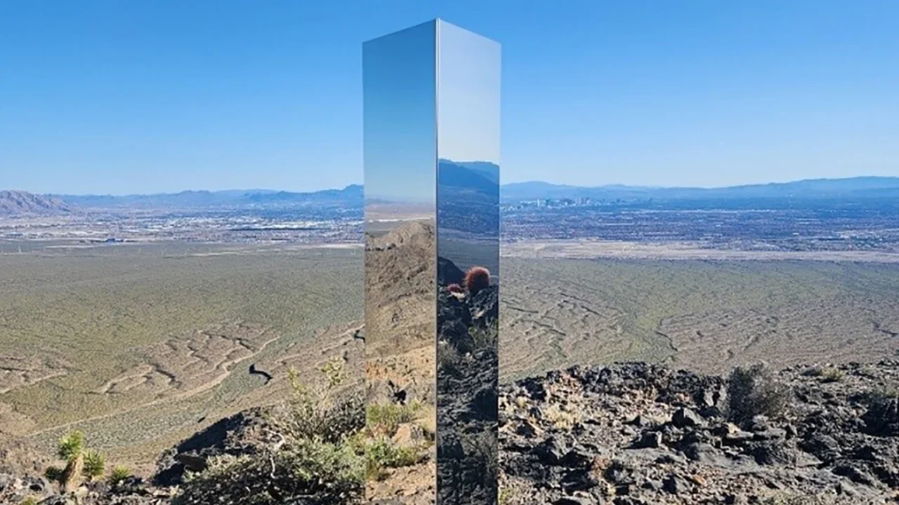 Monólito brilhante é removido das montanhas em Las Vegas; como chegou lá, ainda é um mistério