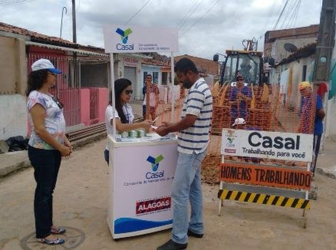Casal avança com obras de substituição de redes de água no Jacintinho