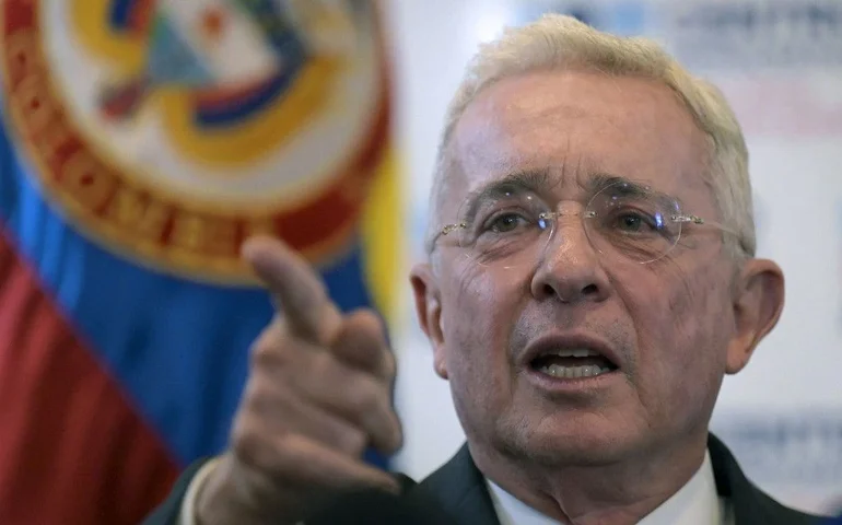 Ex-presidente da Colômbia Álvaro Uribe é acusado de manipulação de testemunhas e suborno
