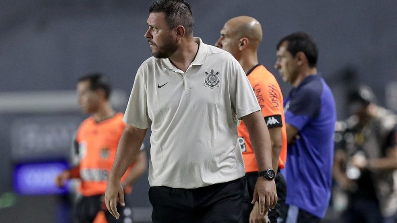 Auxiliar Thiago Kosloski anuncia saída do Corinthians um mês após ser contratado
