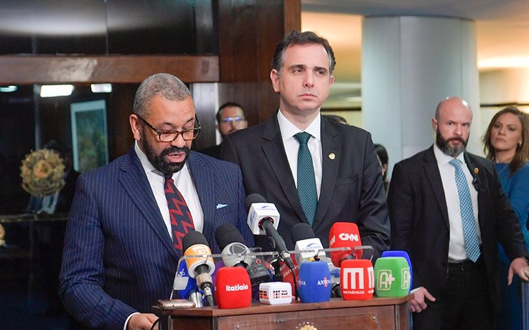 Pacheco recebe chanceler do Reino Unido