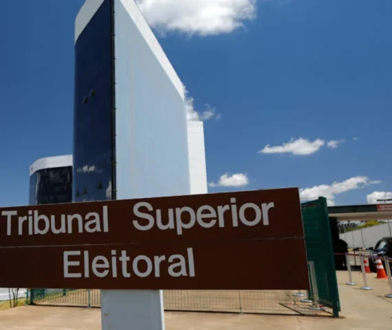 Ministro do TSE atende PT e proíbe suspensão do canal 'Exército do Lula'