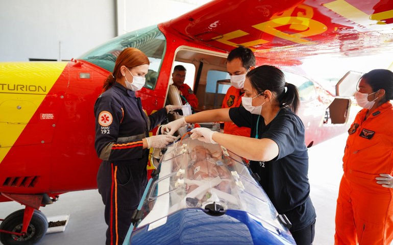 Com apoio do DEA, Samu e Salva Mais, Sesau assegura transferência de bebê cardiopata para Recife