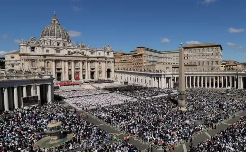 Papa Francisco é sepultado em Roma; funeral reúne 250 mil pessoas