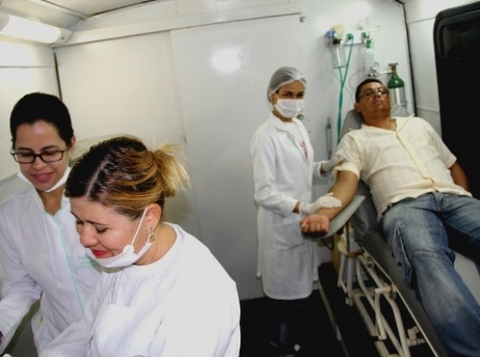 Unidade móvel do Hemoar recebe doação de sangue no centro de Arapiraca